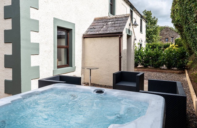 A cottage that sleeps 2 guests in 1 bedroom