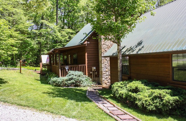 A Cowpoke's Dream 3 Bedroom Cabin by RedAwning