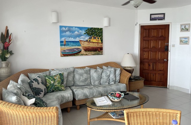 A Cozy 1 bedroom 1 bathroom Rental Within 5 Minutes Walk to Beach & Shopping