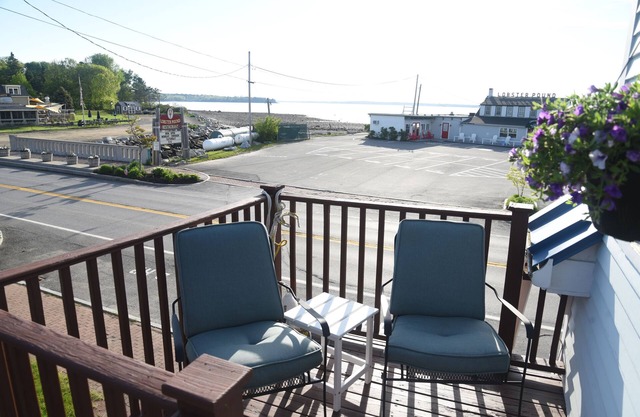 A Cozy Nautical Nest on Lincolnville Beach