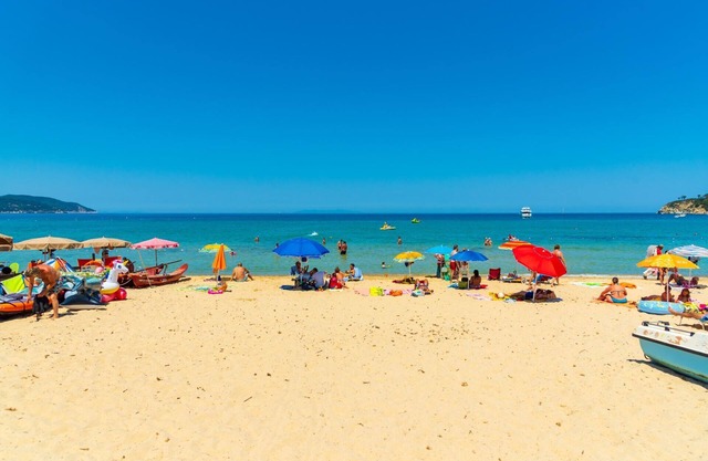 A pocos metros de la hermosa playa de arena de la Biodola, apartamento para 4 personas