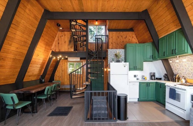 A-Frame cabin w/ game room, walking distance from Lake
