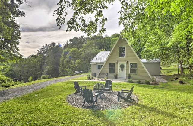 A-Frame Cabin w/ Hot Tub: 5 Mi to Waterford!