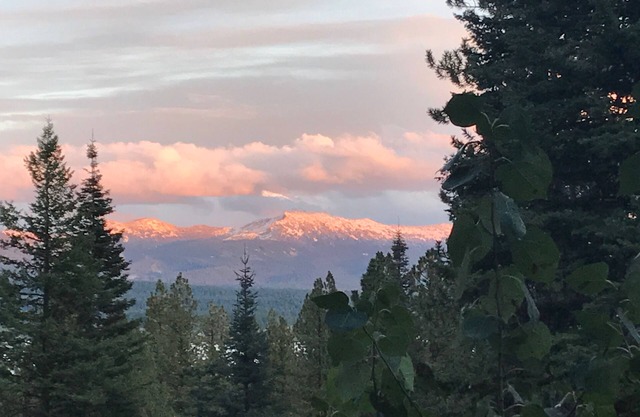Alpenglow A-frame: Un majestuoso escape de montaña.