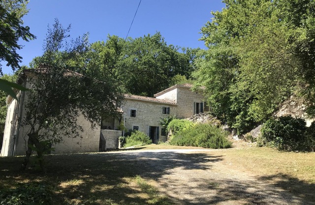 Una hermosa casa de campo rústica aislada con gran piscina y magníficas vistas.