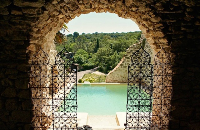 Una encantadora casa de piedra antigua de 270 m2 y 3 terrazas con vistas a las colinas boscosas.