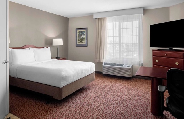 A Place You'll Surely Enjoy! Relaxing Studio Suite w/Complimentary Breakfast!