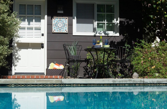 Una joya junto a la piscina en la hermosa Altadena.