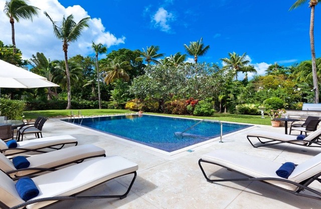 Una villa privada con piscina - A un corto paseo de una playa impresionante