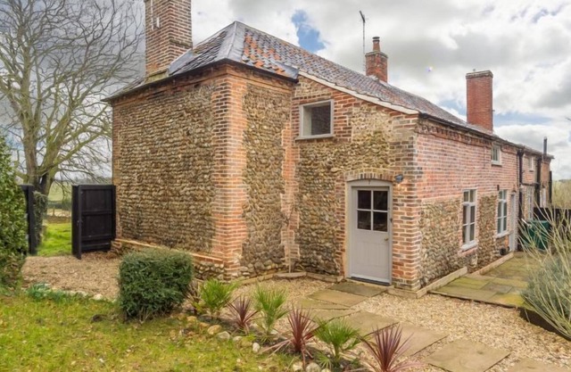 Gamekeeper's Lodge es una romántica cabaña de lujo de cuento de hadas para cuatro en el sur de Raynham.