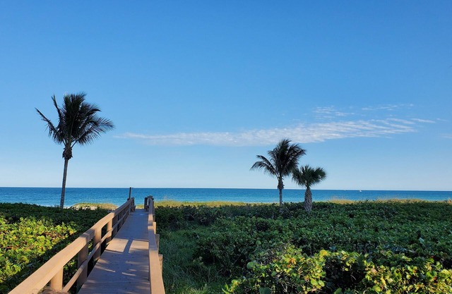 Bienvenido a Casa Amanecer: un paraíso espacioso en la costa del tesoro del sur de Florida