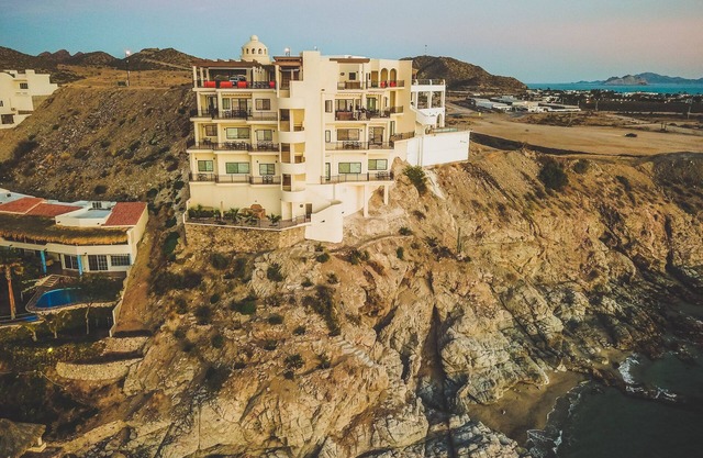 A2. Condominio de lujo para 6 + frente a la playa + estacionamiento
