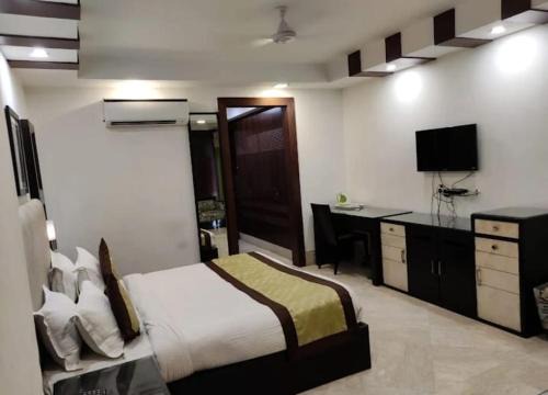 Aaron Service Apartment