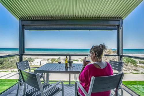 Absolute beachfront 2 bedroom unit Sandy Feet 3