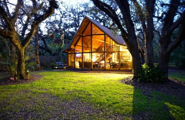 Esta cabaña es un 3 dormitorio (s), 1 baños, ubicado en Hernando, FL.