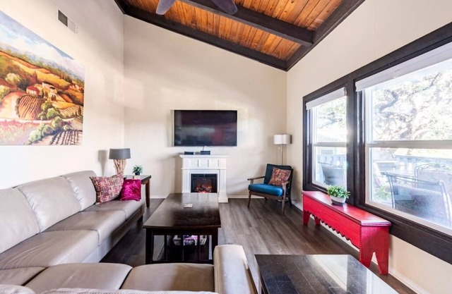 Duplex Accesible - 2 Blks a Park, Springs, Trail; 2 millas a DT; Cubierta con parrilla!