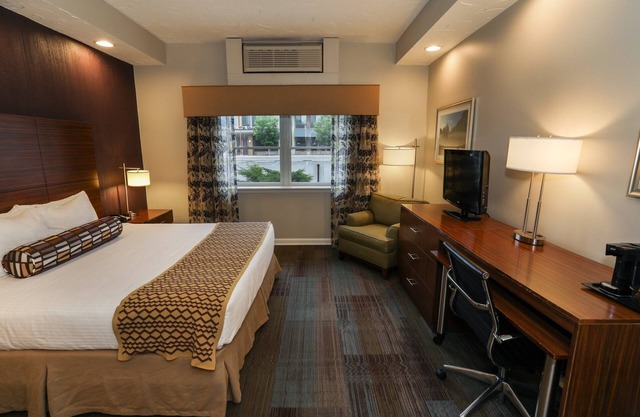 Accessible King Rm w/ Sofa Bed + Outdoor Area