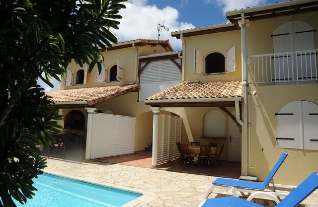 Apartamento con terraza, piscina en residencia atractiva cerca de las playas.