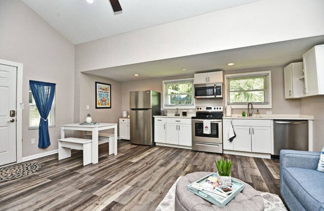 Adorable 1-bedroom right on the bike trail