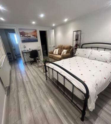 Adorable 1-bedroom entire place with free parking