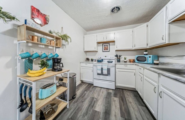 Adorable 2 bedroom apt with King