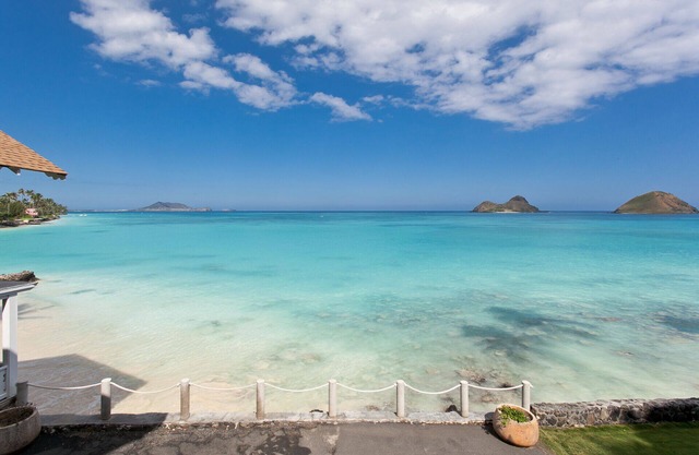 ¡Adorable casa frente a la playa, ubicada en la apartada White Sand Beach!
