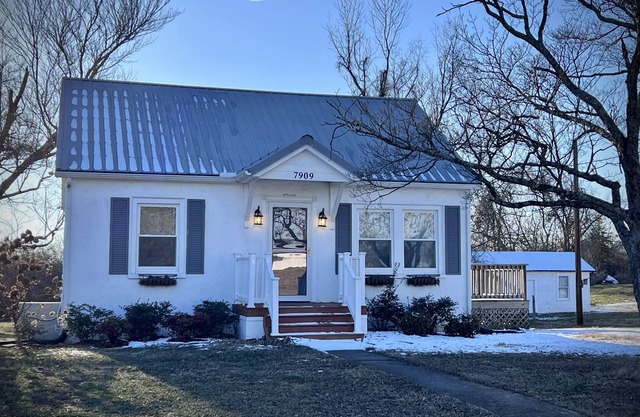 Adorable Cottage fully stocked and convenient to everything!