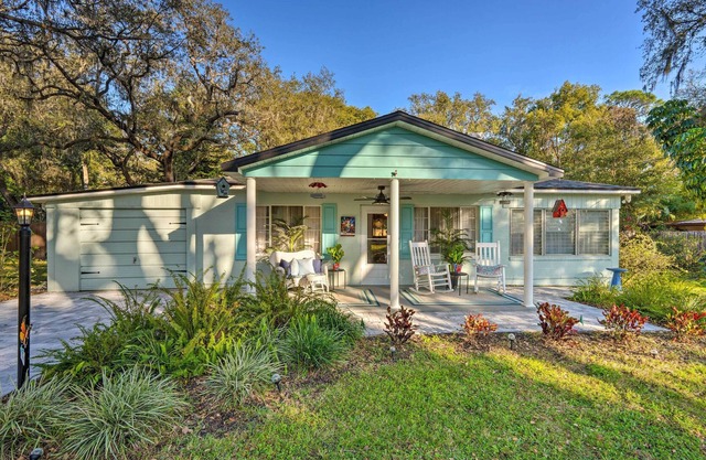 Adorable Cottage w/ Yard, Walk to Lake Dora!