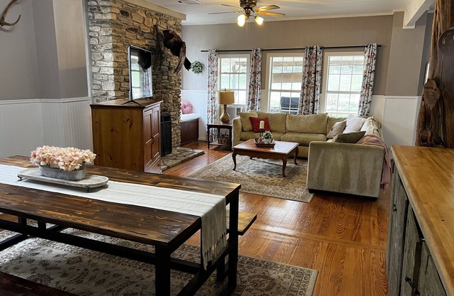 Adorable Farmhouse with a Springfed Pond!
