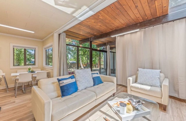 Adorable home with AC walking to downtown and park