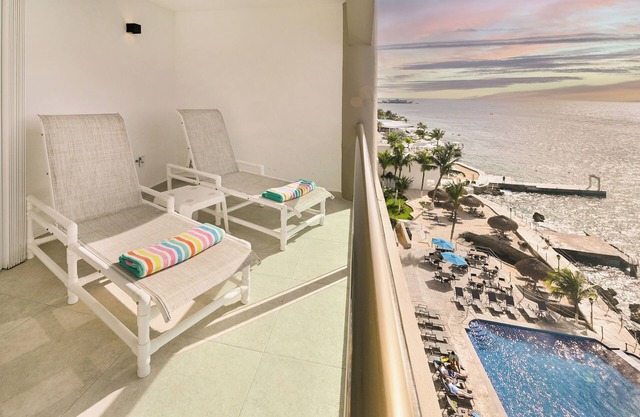 Luxury Condo w/ Fantastic Rates!