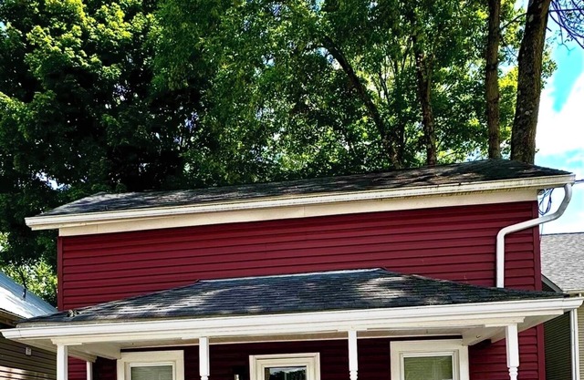 AFORDABLE & CHARMING HOME - Enjoy Urban Life & Nature! Hike, Bike, Shop & Dine!