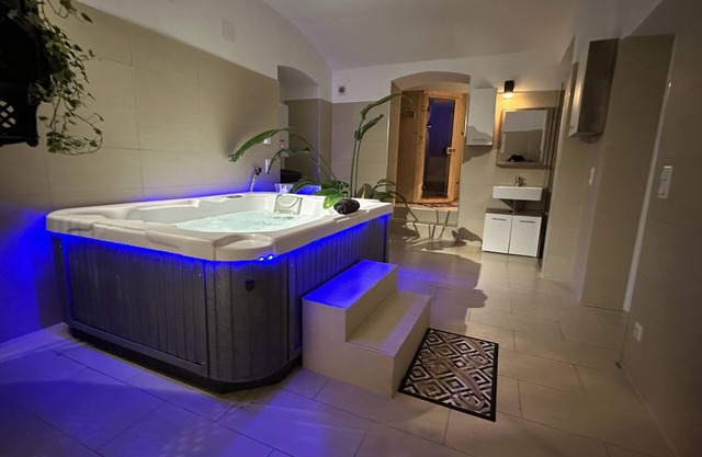 African Paradise Apartment with Jacuzzi & Sauna