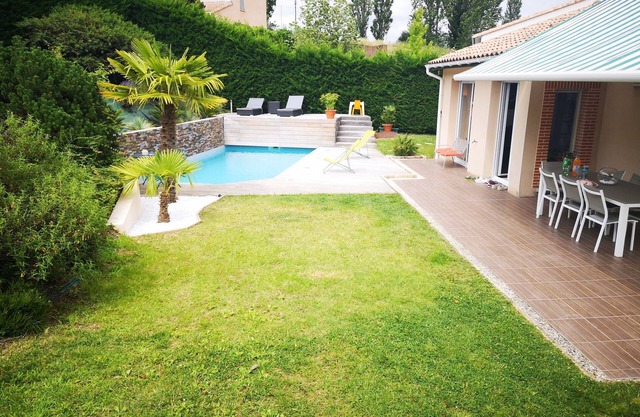 Agréable Maison Avec Piscine Chauffée et Jardin, Idéale Pour les Familles