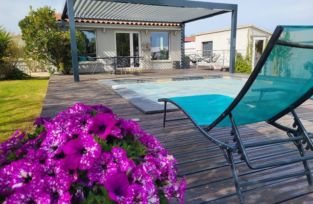 AIR-CONDITIONED HOUSE WITH SWIMMING POOL BETWEEN ALPILLES AND CAMARGUE, 30 MINUTES FROM THE SEA