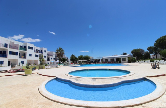 CÓMODO T2 AIRE ACONDICIONADO EN RESIDENCIA CON GRAN PISCINA Y TENIS
