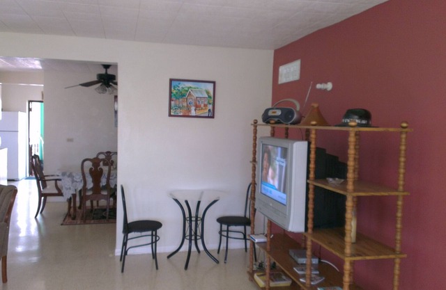 Apartamento de 3 dormitorios con aire acondicionado, a 5 minutos a pie de la playa y las tiendas.