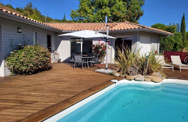 Villa moderna con piscina y servicios de calidad.