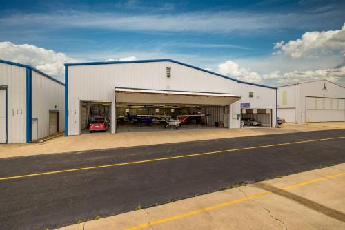 Airplane Hangar Loft - Coolest Stay in Fort Worth