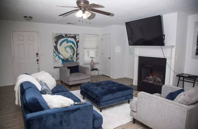 Airport Retreat Stylish Townhome