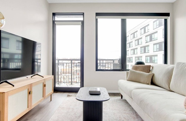 Airy Congress Park 2BR w/ Gym & Pool, near shops & dining, by Blueground