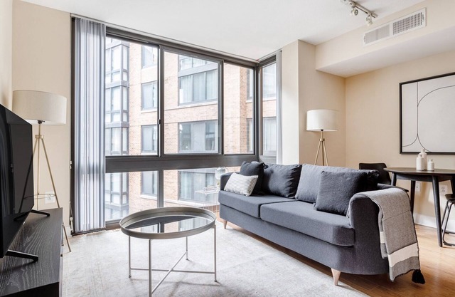 Airy Mount Vernon 1BR w/ Gym, Pool & W/D, near Chinatown, by Blueground