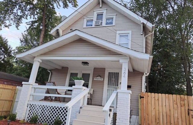 Akron 4 Bed Victorian Home (2 king beds, 1 queen)