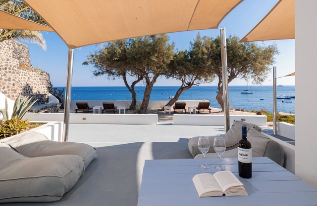 Akrotiri Hotel