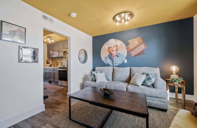 Alan Jackson Themed Apartment!