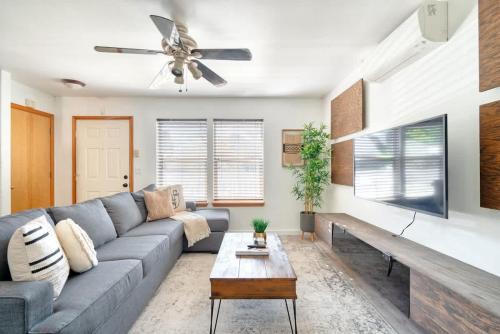 Alberta Arts Luxury Sleeps 4 Walk Score 99