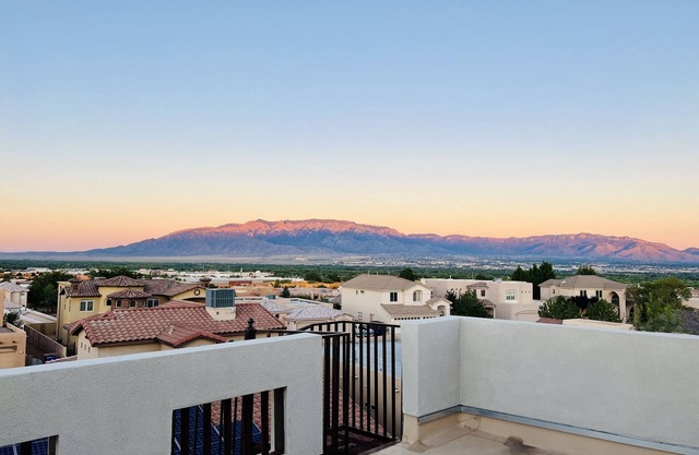 Albuquerque in luxury w/hot tub & mountain views