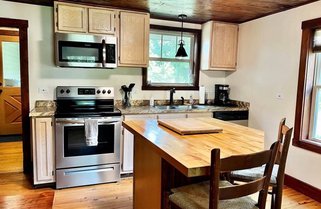 Alexander Haus Main @Camp Driftwood-Stay on River!