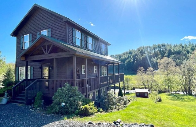 Riverfront Cabin-firepit,fireplace,foosball,WIFI,gameroom,fire table,wet bar