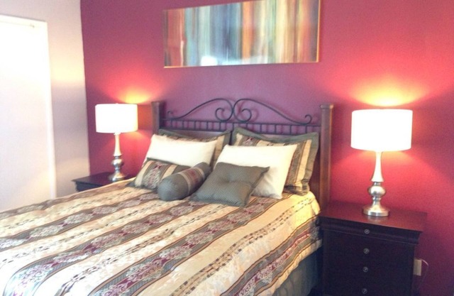 Todo incluido 1Br Desert Getaway- $ 1099 por mes para el verano